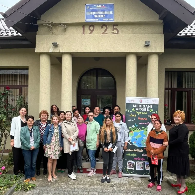 Participante la cafeneaua publică din Malul Vânăt, în fața școlii
