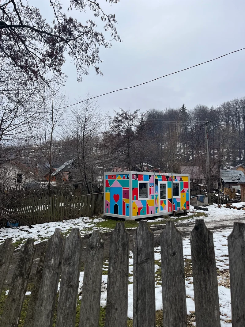 Spațiul comunitar, un container cu fațada pictată în culori